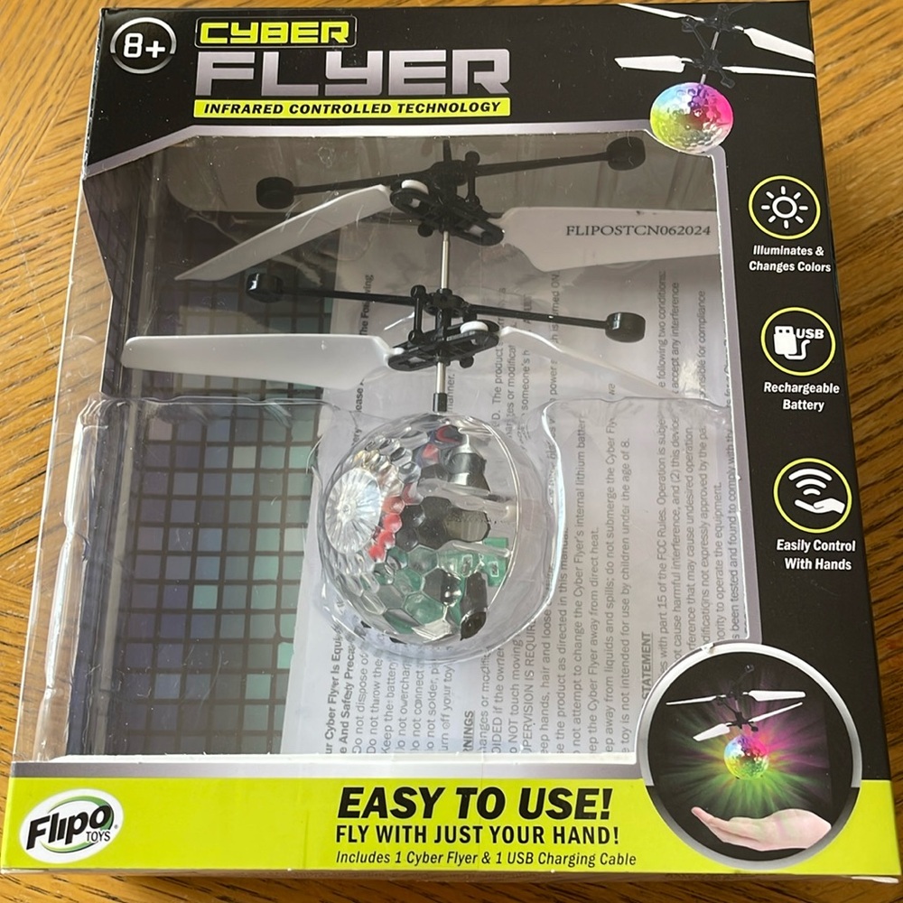 Flipo Toys Cyber Flyer Infrared Controlled Technology USB Rechargeable NEW